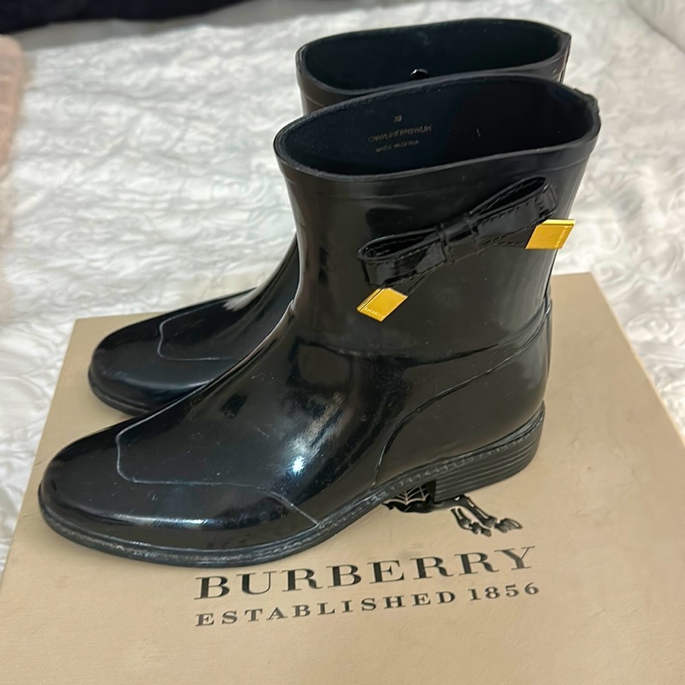 Burberry rain booties Wes rocket  size 39 col with a bow